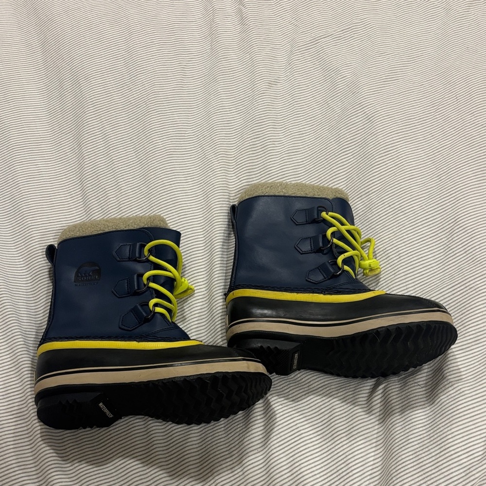 Kids sorel boots blue and yellow snow boots
